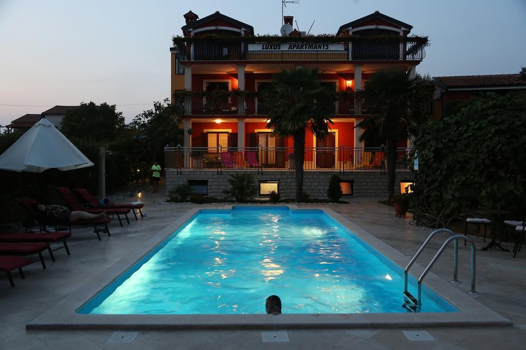 Apartments Max เวอร์ซาร์ ภายนอก รูปภาพ