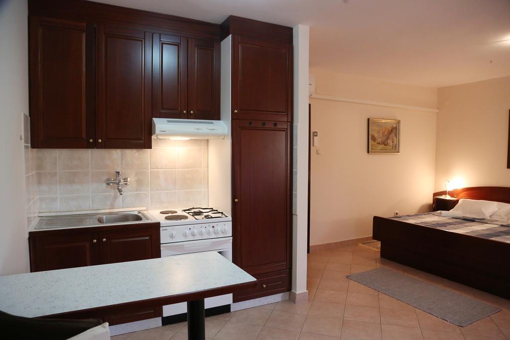 Apartments Max เวอร์ซาร์ ภายนอก รูปภาพ