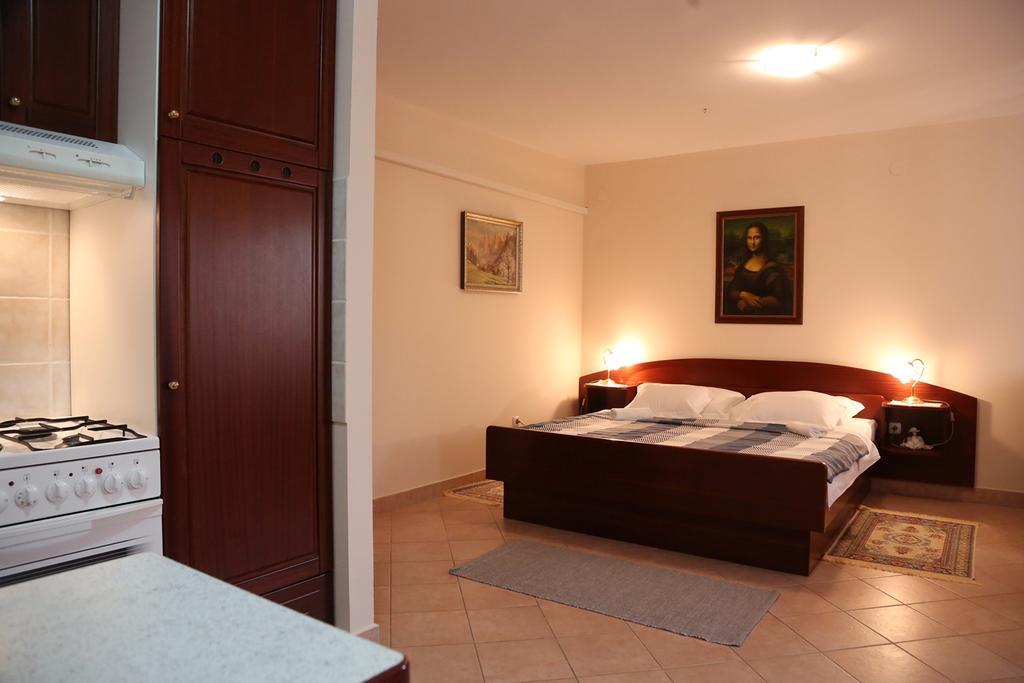 Apartments Max เวอร์ซาร์ ภายนอก รูปภาพ