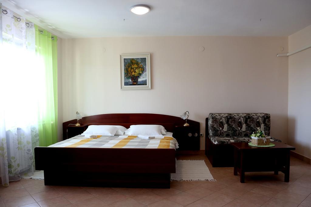 Apartments Max เวอร์ซาร์ ภายนอก รูปภาพ