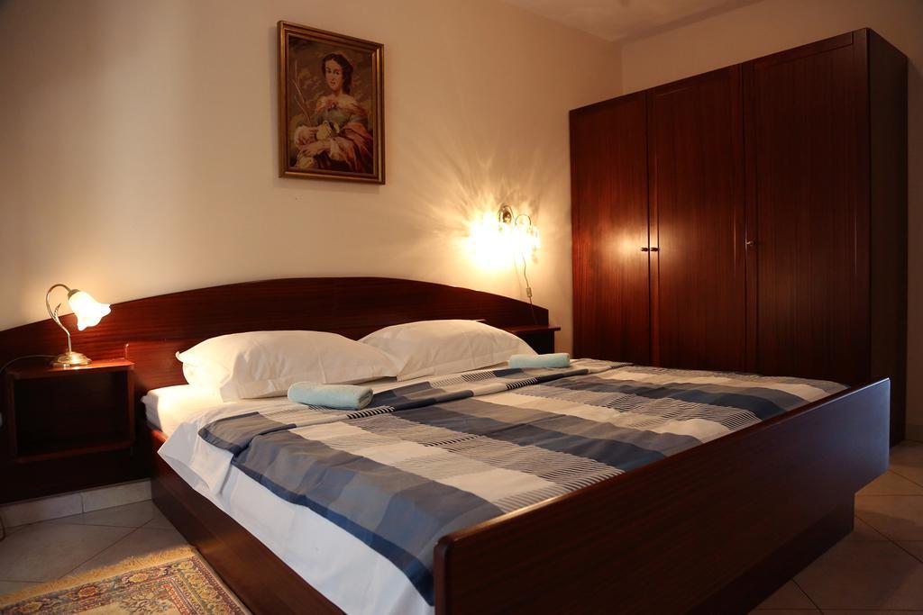 Apartments Max เวอร์ซาร์ ภายนอก รูปภาพ