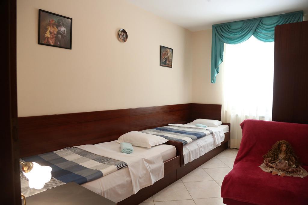 Apartments Max เวอร์ซาร์ ภายนอก รูปภาพ