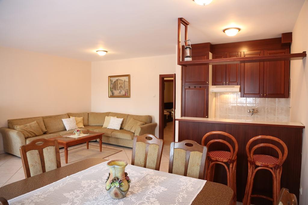 Apartments Max เวอร์ซาร์ ภายนอก รูปภาพ